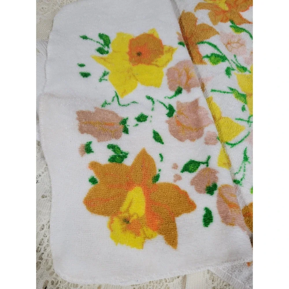 Vintage Mid-century Martex Daffodil Hand Towel and Bath Cloth